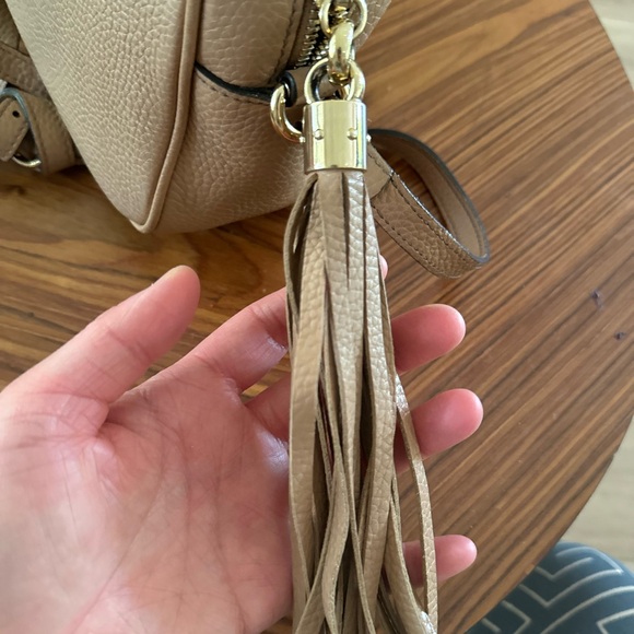 Gucci Pebbled Calfskin Small Soho Disco Bag Camelia - Picture 5 of 9